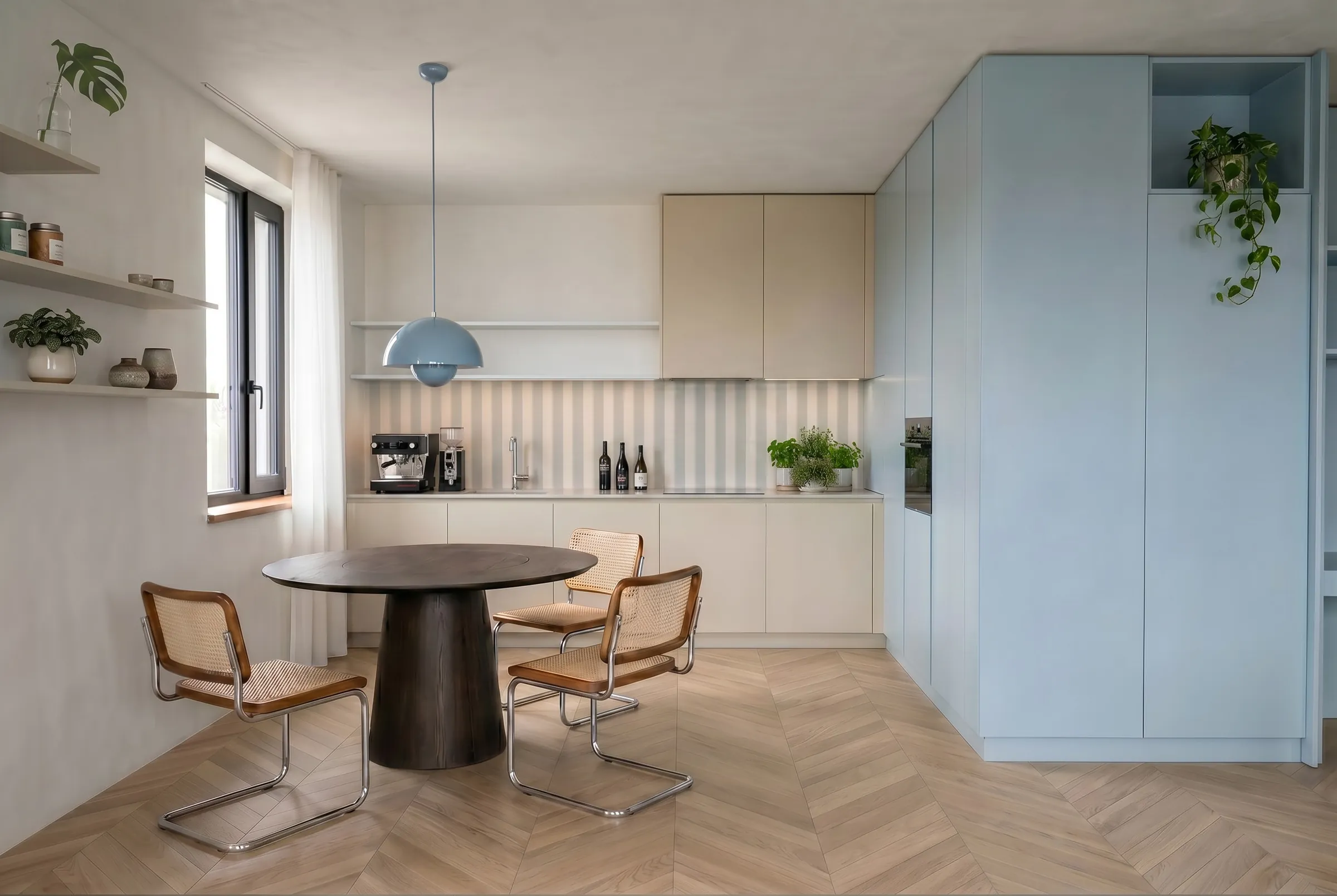 Baby Blue Kitchen: pastelově modrý nábytkový blok, béžová linka a pruhovaný obklad